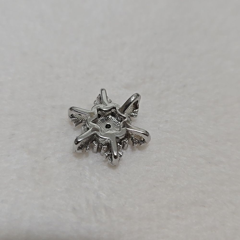 Silver Snowflake Pendant - Picture 2 of 3